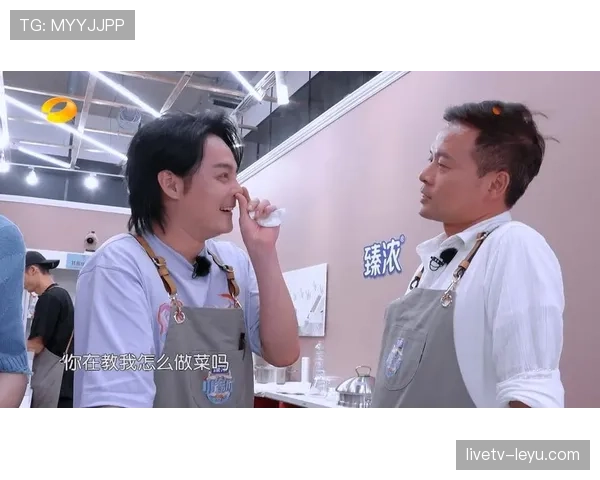 刘翔拎着名牌购物袋排队吃煎饼，旁边大妈盯着他看得比看明星还认真